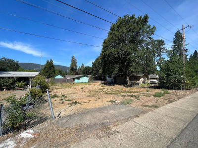 308 S Junction Ave Cave Junction, OR 97523