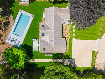 16 Walker Ct East Quogue, NY 11942