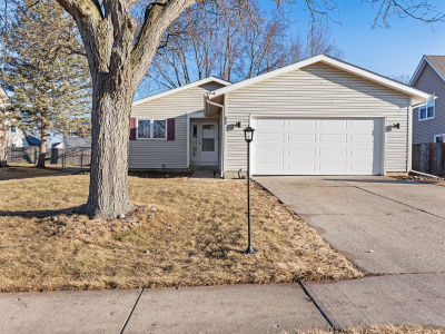 215 Apple Hill Ln Streamwood, IL 60107