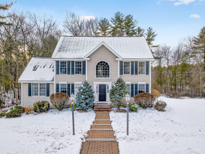 18 Heather Lee Ln Pelham, NH 03076