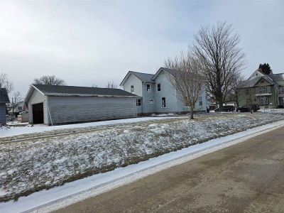302 E 9th St Vinton, IA 52349
