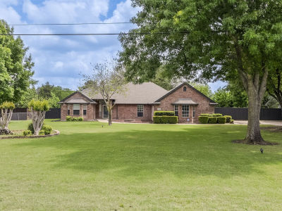 1303 Lariat Cir Red Oak, TX 75154