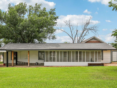 755 E Bellville St Giddings, TX 78942