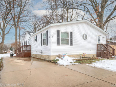 11 Crane Lake Dr Linden, MI 48451