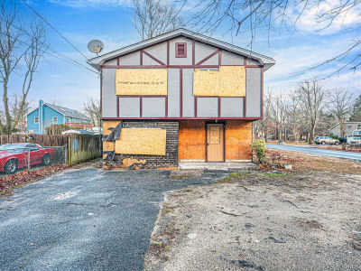 53 Hounslow Rd Shirley, NY 11967