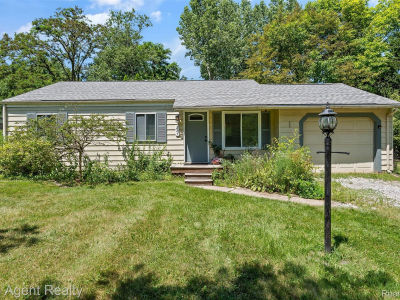 227 W Peterson Dr Brighton, MI 48114