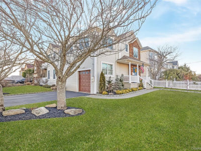 120 Neptune Pl Massapequa, NY 11758