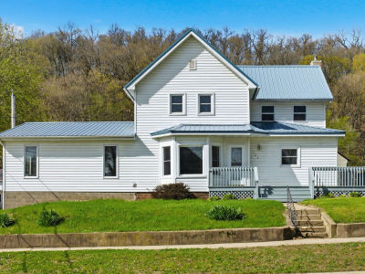 108 2nd St SW Elkader, IA 52043