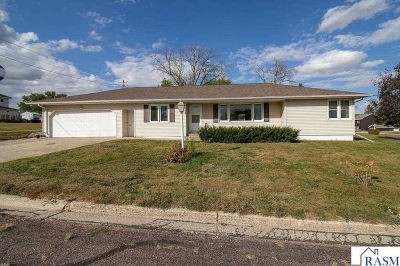 204 1st St Welcome, MN 56181