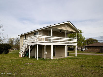 924 Washington St Waveland, MS 39576
