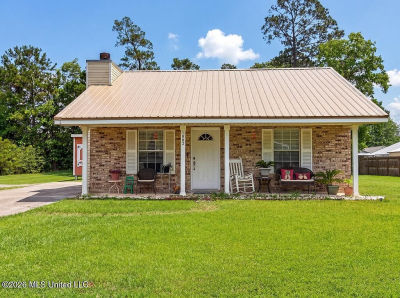 1002 Washington St Waveland, MS 39576
