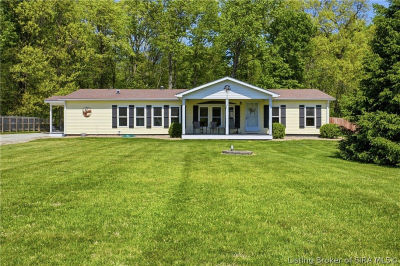 5696 E Priddy Rd Pekin, IN 47165