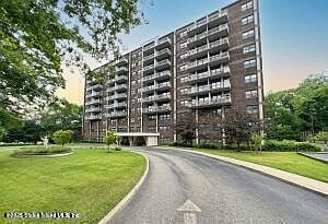 1100 Clove Rd APT 2K Staten Island, NY 10301