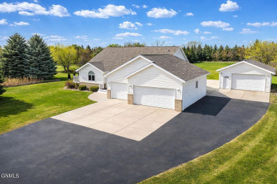 5292 Apple Creek Dr Bismarck, ND 58504