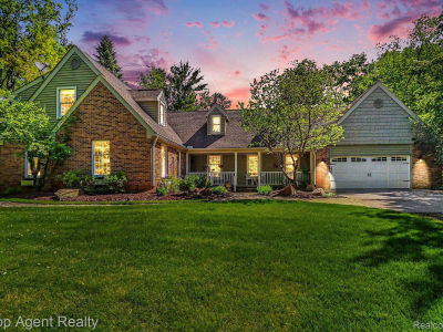 2411 Farmbrook Trl Oxford, MI 48370