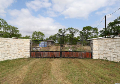 708 County Road 223 Floresville, TX 78114