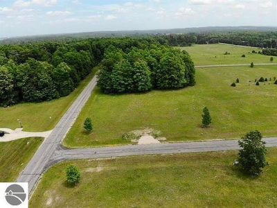 105 Pleasant Hill Dr Cadillac, MI 49601