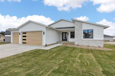 717 Pointer Cir Center Point, IA 52213