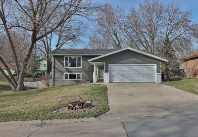 912 Park Ln Pella, IA 50219