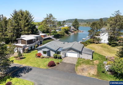 9215 Trout Pl Gleneden Beach, OR 97388