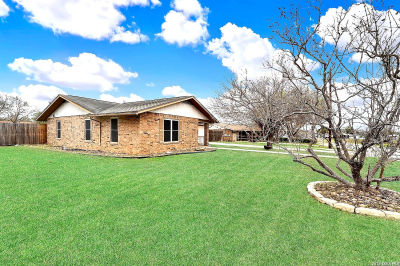 1501 Longhorn Dr Floresville, TX 78114