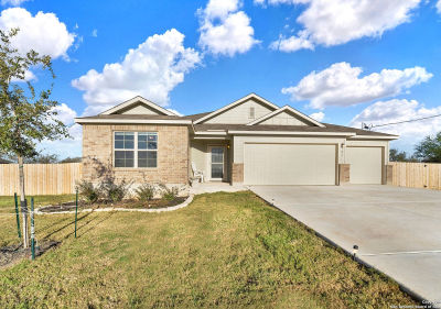 121 Cheyenne Dr Floresville, TX 78114