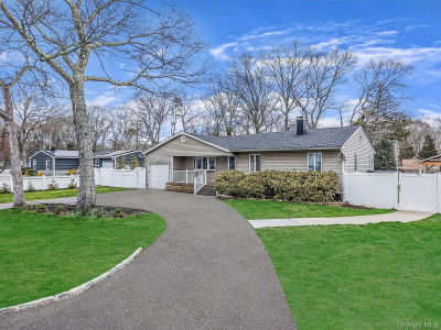 47 Mayfield Dr Mastic Beach, NY 11951