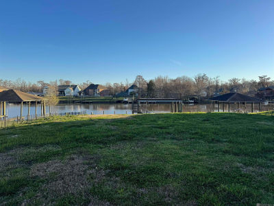 11408 River Highlands Dr Saint Amant, LA 70774