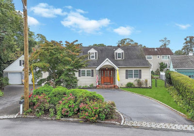 190 Connetquot Dr Oakdale, NY 11769