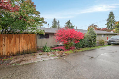 441 W Gloucester St Gladstone, OR 97027