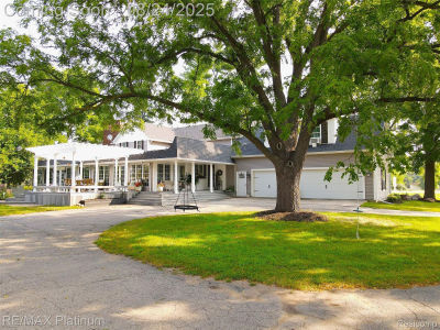 1907 Oak Grove Rd Howell, MI 48855