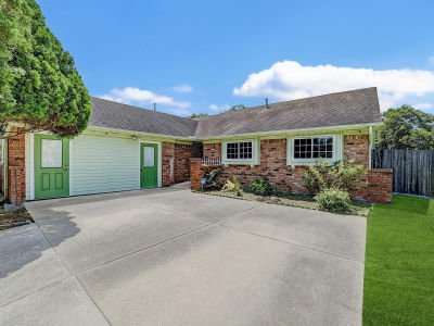 887 Silverpines Rd Houston, TX 77062