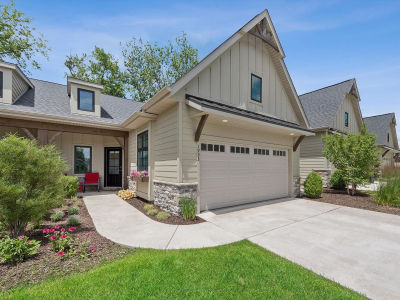 1933 W Woodglen Cir Valparaiso, IN 46383