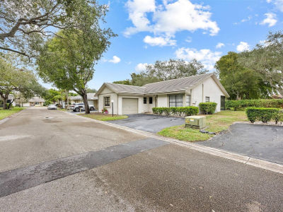 425 Shadow Wood Ln Coral Springs, FL 33071