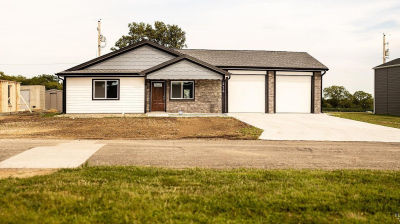 216 Green Acres Dr Milford, KS 66514