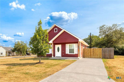 1628 Armstrong St Luling, TX 78648