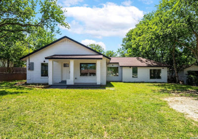 1312 C St Floresville, TX 78114