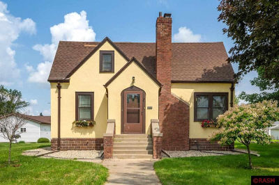 718 6th St N Saint James, MN 56081