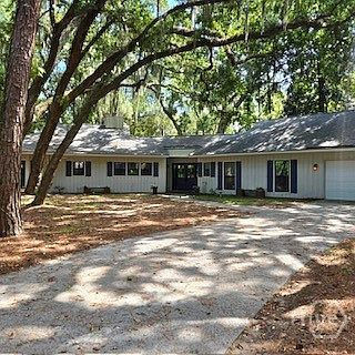 4 Tomochichi Ln Savannah, GA 31411