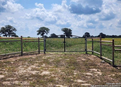 233 Triple Bend Dr #136 La Vernia, TX 78121