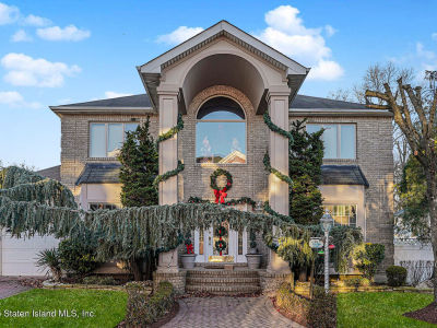 16 Carolyn Ct Staten Island, NY 10309