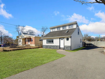 67 Lombardy Dr Shirley, NY 11967