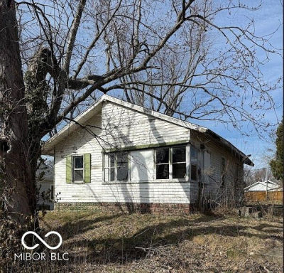 812 W 3rd St Bicknell, IN 47512