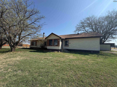 944 S Waggoner St Electra, TX 76360