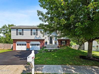 10 Cove Ct Howell, NJ 07731