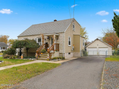 19 Weamaconk Dr Englishtown, NJ 07726