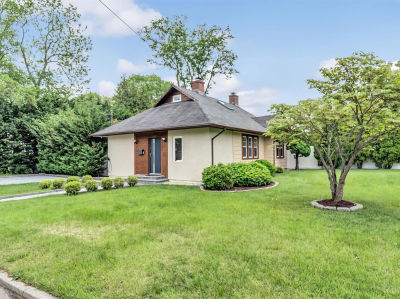 143 Hallock St Riverhead, NY 11901