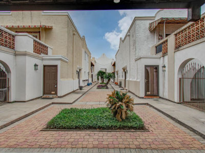 2744 Briarhurst Dr APT 32 Houston, TX 77057