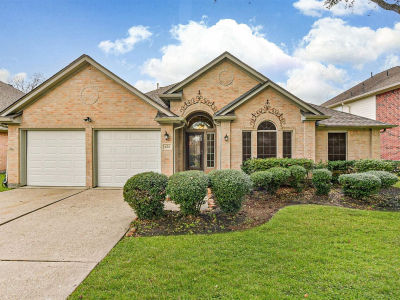 153 Greenridge Cir League City, TX 77573