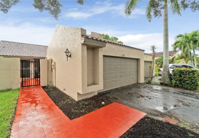 607 Village Lake Dr Weston, FL 33326